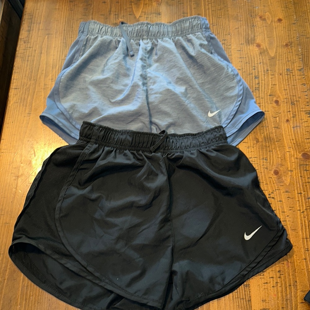 4 pairs like new women’s Nike shorts. Size XS